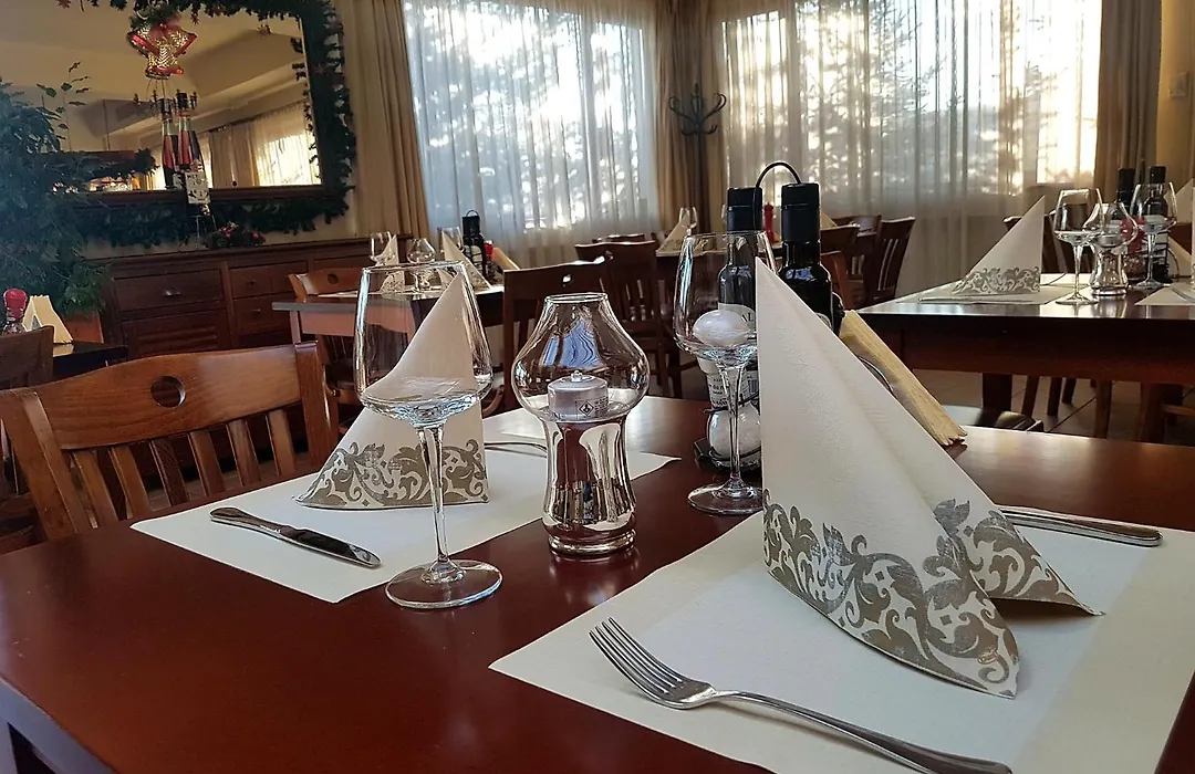 Garden Club - Hotel & Restaurant - Free Outdoor Pool & Parking-1