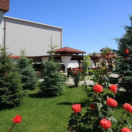 Garden Club - Hotel & Restaurant - Free Outdoor Pool & Parking-3